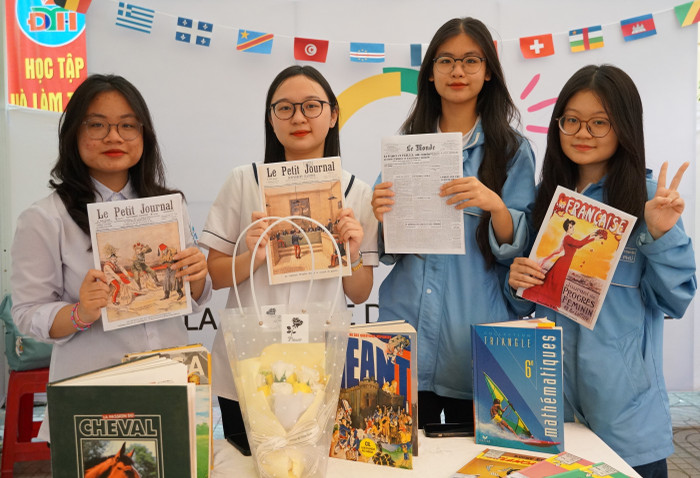 Học sinh lớp chuyên Pháp giới thiệu các bài báo, sách truyện bằng tiếng Pháp (Ảnh: Phạm Linh) Học sinh lớp chuyên Pháp giới thiệu các bài báo, sách truyện bằng tiếng Pháp (Ảnh: Phạm Linh)
