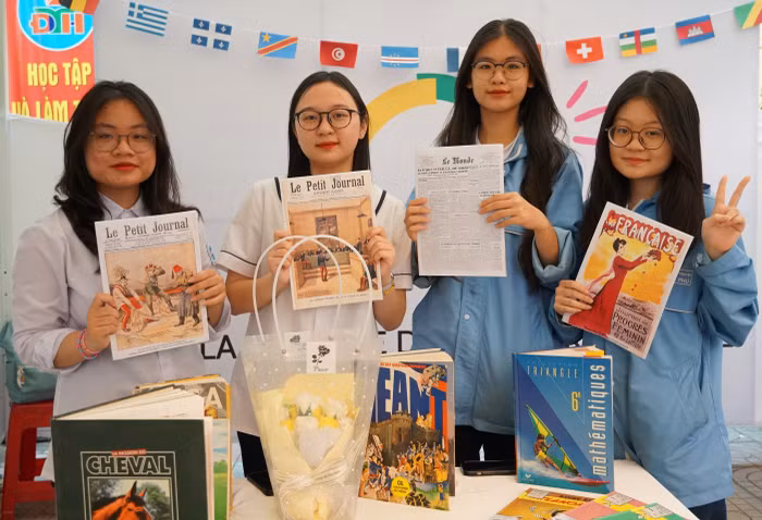 Học sinh lớp chuyên Pháp giới thiệu các bài báo, sách truyện bằng tiếng Pháp (Ảnh: Phạm Linh)