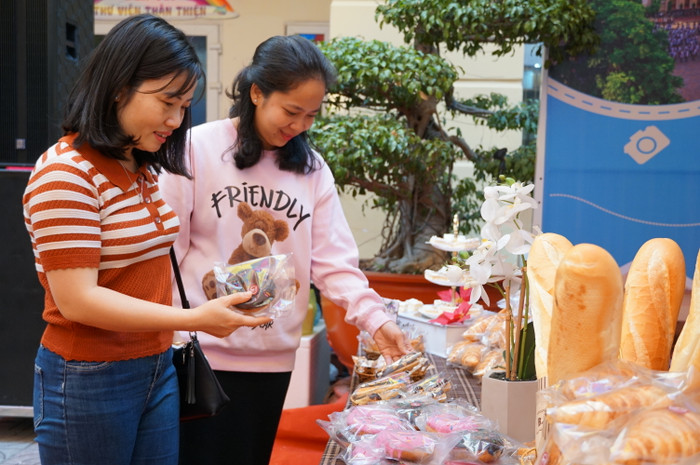 Phụ huynh tham quan các gian hàng tại ngày hội (Ảnh: Phạm Linh) Phụ huynh tham quan các gian hàng tại ngày hội (Ảnh: Phạm Linh)