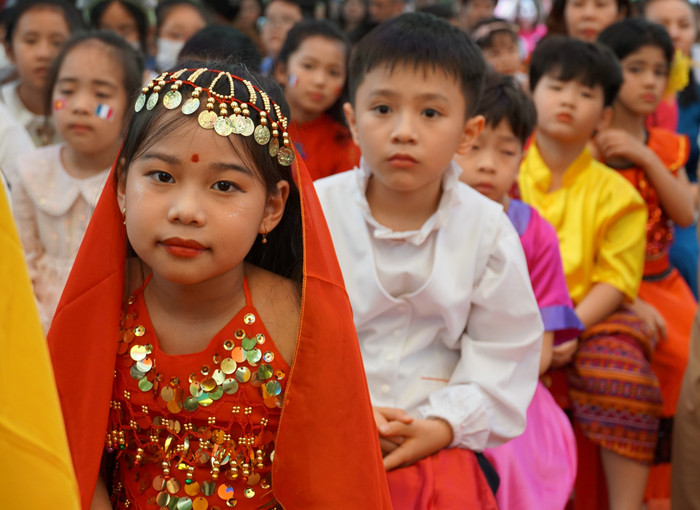 Học sinh Trường Tiểu học Đinh Tiên Hoàng trong trang phục truyền thống của các nước trên thế giới (Ảnh: Phạm Linh) Học sinh Trường Tiểu học Đinh Tiên Hoàng trong trang phục truyền thống của các nước trên thế giới (Ảnh: Phạm Linh)