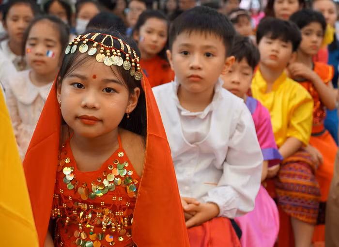 Học sinh Trường Tiểu học Đinh Tiên Hoàng trong trang phục truyền thống của các nước trên thế giới (Ảnh: Phạm Linh)