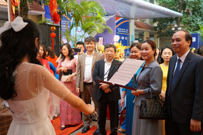 Học sinh Trường Trung học cơ sở Hồng Bàng biểu diễn violin mang đến không khí vui tươi cho ngày hội (Ảnh: Phạm Linh) Học sinh Trường Trung học cơ sở Hồng Bàng biểu diễn violin mang đến không khí vui tươi cho ngày hội (Ảnh: Phạm Linh)
