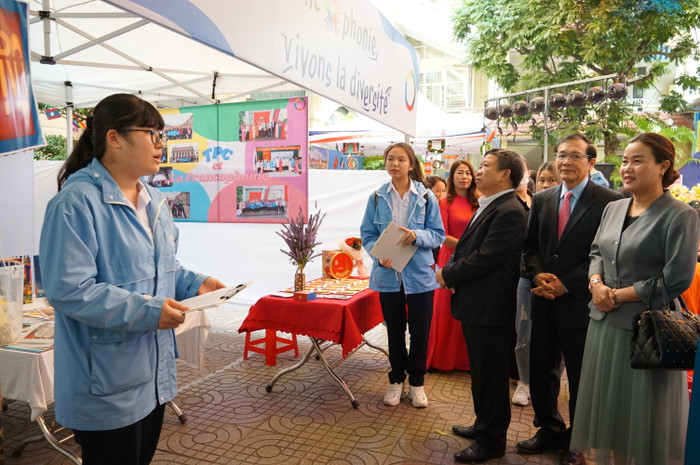 Học sinh Trường Trung học phổ thông chuyên Trần Phú giới thiệu về gian hàng của trường (Ảnh: Phạm Linh) Học sinh Trường Trung học phổ thông chuyên Trần Phú giới thiệu về gian hàng của trường (Ảnh: Phạm Linh)