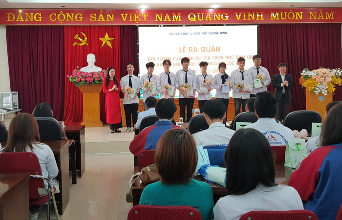 Lãnh đạo Sở Giáo dục và Đào tạo tỉnh Quảng Ninh tặng hoa động viên các thí sinh tham gia kỳ thi chọn học sinh giỏi quốc gia trung học phổ thông năm học 2022 - 2023 (Ảnh: Thu Phương) Lãnh đạo Sở Giáo dục và Đào tạo tỉnh Quảng Ninh tặng hoa động viên các thí sinh tham gia kỳ thi chọn học sinh giỏi quốc gia trung học phổ thông năm học 2022 - 2023 (Ảnh: Thu Phương)