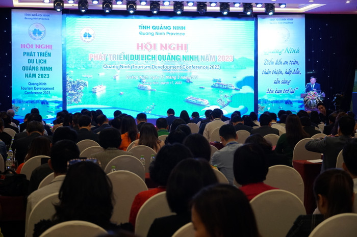 Hội nghị được tổ chức nhằm đánh giá khách quan, toàn diện tình hình du lịch Quảng Ninh, các tiềm năng, cơ hội, thách thức, hạn chế hướng tới hoàn thành mục tiêu đạt 15 triệu khách du lịch trong năm 2023. (Ảnh: Phạm Linh)