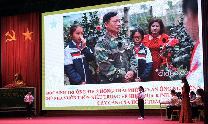 Học sinh thuyết trình về đoạn phóng sự khi tham gia trải nghiệm thực tế tại các làng nghề truyền thống ở địa phương (Ảnh: Phạm Linh) Học sinh thuyết trình về đoạn phóng sự khi tham gia trải nghiệm thực tế tại các làng nghề truyền thống ở địa phương (Ảnh: Phạm Linh)