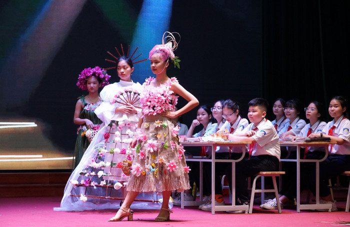 Ý tưởng sử dụng chất liệu từ các làng nghề truyền thống để thiết kế thời trang (Ảnh: Phạm Linh) Ý tưởng sử dụng chất liệu từ các làng nghề truyền thống để thiết kế thời trang (Ảnh: Phạm Linh)