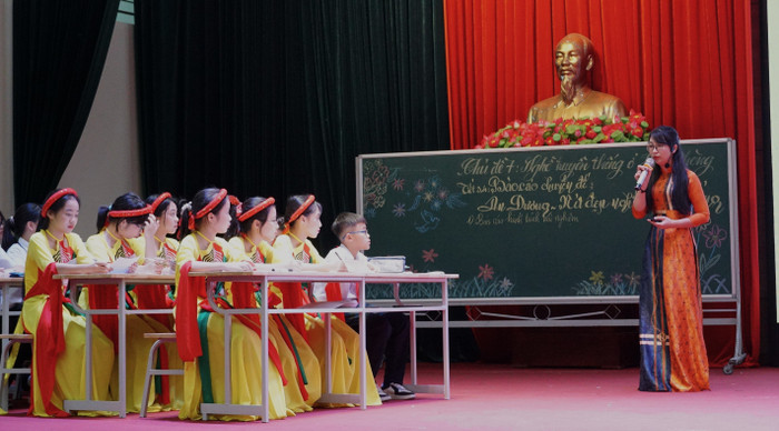 Tiết dạy minh hoạ nội dung giáo dục địa phương của cô giáo Phạm Thị Tuyết Nhung cùng học sinh 3 trường trung học cơ sở trên địa bàn huyện An Dương (Ảnh: Phạm Linh) Tiết dạy minh hoạ nội dung giáo dục địa phương của cô giáo Phạm Thị Tuyết Nhung cùng học sinh 3 trường trung học cơ sở trên địa bàn huyện An Dương (Ảnh: Phạm Linh)