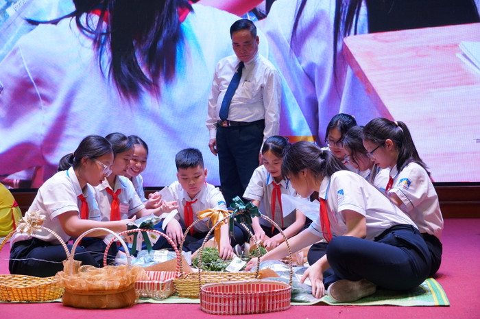 Học sinh thực nghiệm sản phẩm của làng nghề truyền thống (Ảnh: Phạm Linh) Học sinh thực nghiệm sản phẩm của làng nghề truyền thống (Ảnh: Phạm Linh)