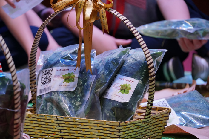 Các sản phẩm của học sinh được đại diện hiệp hội làng nghề thành phố Hải Phòng chấm điểm để chọn ra đội xuất sắc nhất (Ảnh: Phạm Linh) Các sản phẩm của học sinh được đại diện hiệp hội làng nghề thành phố Hải Phòng chấm điểm để chọn ra đội xuất sắc nhất (Ảnh: Phạm Linh)