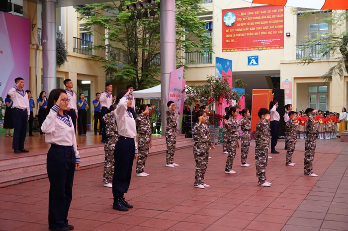 Các chiến sĩ đến từ Đoàn 6 Hải Quân cùng học sinh biểu diễn tiết mục hát múa "Chúng tôi là chiến sĩ" (Ảnh: Phạm Linh) Các chiến sĩ đến từ Đoàn 6 Hải Quân cùng học sinh biểu diễn tiết mục hát múa "Chúng tôi là chiến sĩ" (Ảnh: Phạm Linh)
