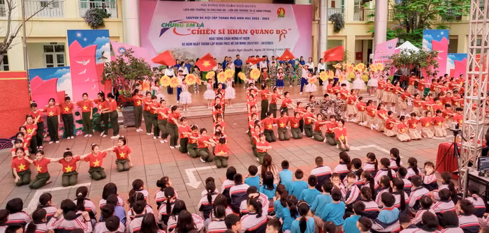 Học sinh hai trường trong phần "xếp chữ" (Ảnh: CTV)