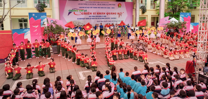 Học sinh hai trường trong phần "xếp chữ" (Ảnh: CTV) Học sinh hai trường trong phần "xếp chữ" (Ảnh: CTV)