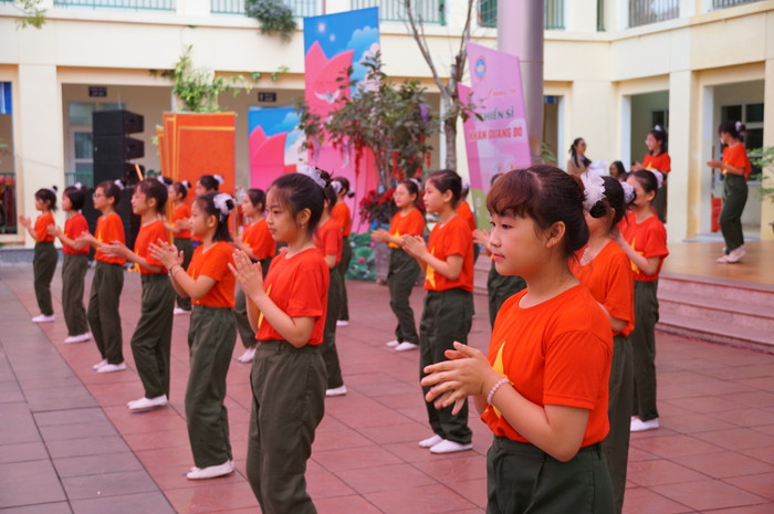Những tiết mục hát, múa mang lại bầu không khí sôi động cho chuyên đề (Ảnh: Phạm Linh) Những tiết mục hát, múa mang lại bầu không khí sôi động cho chuyên đề (Ảnh: Phạm Linh)