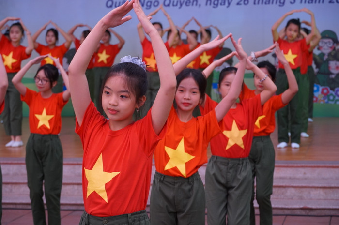 Học sinh biểu diễn tiết mục flasmod (Ảnh: Phạm Linh) Học sinh biểu diễn tiết mục flasmod (Ảnh: Phạm Linh)