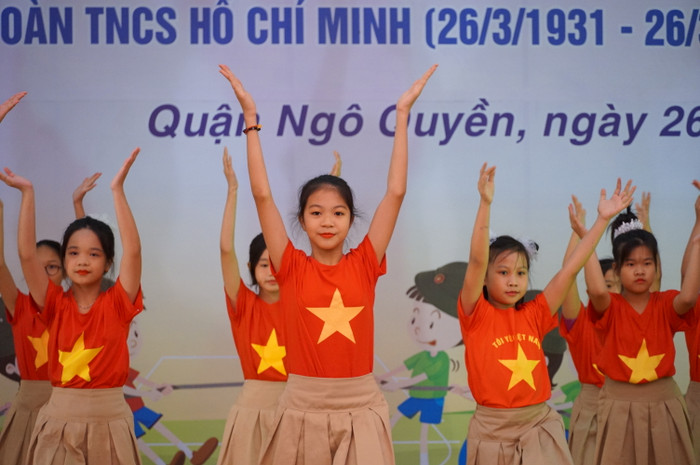 Mỗi tiết mục đều lồng ghép những thông điệp về tình yêu, niềm tự hào về đất nước Việt Nam (Ảnh: Phạm Linh) Mỗi tiết mục đều lồng ghép những thông điệp về tình yêu, niềm tự hào về đất nước Việt Nam (Ảnh: Phạm Linh)