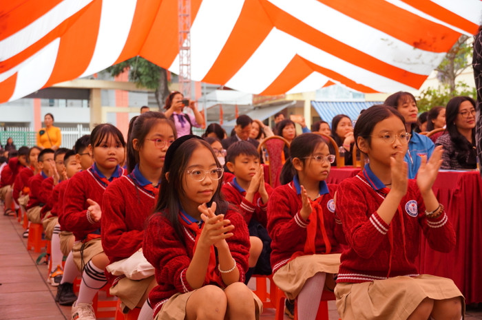 Học sinh chăm chú theo dõi các tiết mục (Ảnh: Phạm Linh) Học sinh chăm chú theo dõi các tiết mục (Ảnh: Phạm Linh)