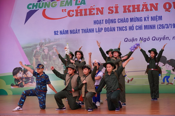 Những "chiến sĩ quàng khăn đỏ" của Trường Tiểu học Chu Văn An và Lê Hồng Phong (Ảnh: Phạm Linh) Những "chiến sĩ quàng khăn đỏ" của Trường Tiểu học Chu Văn An và Lê Hồng Phong (Ảnh: Phạm Linh)