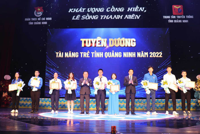 Chủ nhiệm Uỷ ban kiểm tra Tỉnh uỷ và Trưởng ban Dân vận Tỉnh uỷ trao giấy chứng nhận và tặng hoa cho các tài năng trẻ Quảng Ninh năm 2022. ( Ảnh: CTTĐT) Chủ nhiệm Uỷ ban kiểm tra Tỉnh uỷ và Trưởng ban Dân vận Tỉnh uỷ trao giấy chứng nhận và tặng hoa cho các tài năng trẻ Quảng Ninh năm 2022. ( Ảnh: CTTĐT)