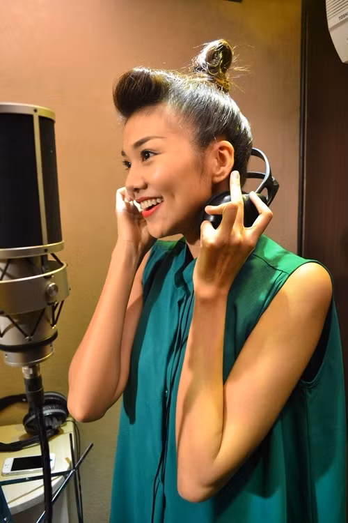 Ngay sau những ngày Tết nguyên đán, MTV Việt Nam đã chuẩn bị bước vào mùa Valentine 2012 với quá trình hoàn tất và chuẩn bị cho ra mắt MV (Music Video) quy tụ giọng hát của 14 ca sĩ, nghệ sĩ cùng thể hiện một bản Valentine Hit mang tên Love Out Loud do nhạc sĩ Võ Thiện Thanh sáng tác với thông điệp “Tự tin nói lớn tiếng yêu”. Góp giọng trong MV có một người "ngoại đạo" là siêu mẫu Thanh Hằng. Xem chi tiết thông tin và xem clip giới thiệu