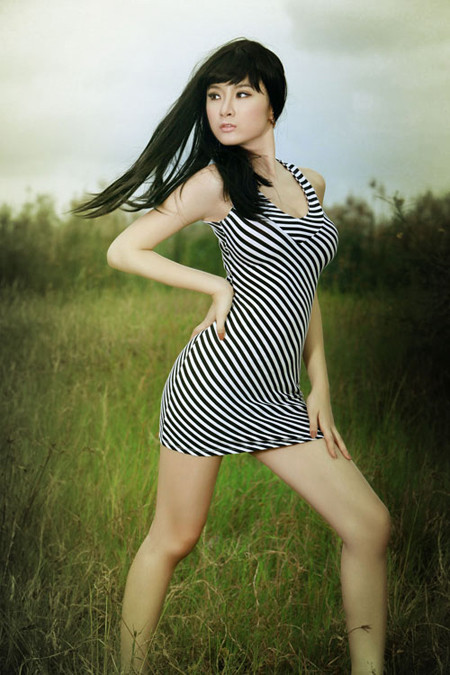 "Bà mẹ nhí" Phương Trinh tiếp tục tung ra bộ ảnh sexy mới, khi cô diện chiếc váy ngắn cũn bó sát với hoa văn ngựa vằn, tạo dáng gợi cảm khoe vòng 1 và làn da trắng (theo Đất Việt) Xem trọn bộ ảnh này của Phương Trinh "Bà mẹ nhí" Phương Trinh tiếp tục tung ra bộ ảnh sexy mới, khi cô diện chiếc váy ngắn cũn bó sát với hoa văn ngựa vằn, tạo dáng gợi cảm khoe vòng 1 và làn da trắng (theo Đất Việt) Xem trọn bộ ảnh này của Phương Trinh