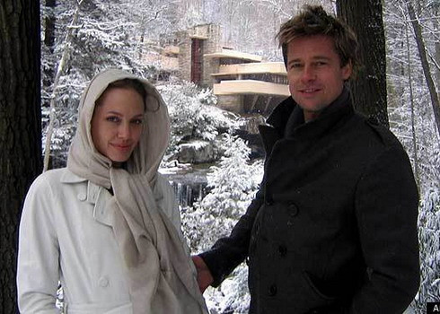 Năm 2006, Angelina và Brad từng tới thăm ngôi nhà nổi tiếng Fallingwater của kiến trúc sư Frank Lloyd Wright. Ảnh: AP. Năm 2006, Angelina và Brad từng tới thăm ngôi nhà nổi tiếng Fallingwater của kiến trúc sư Frank Lloyd Wright. Ảnh: AP.