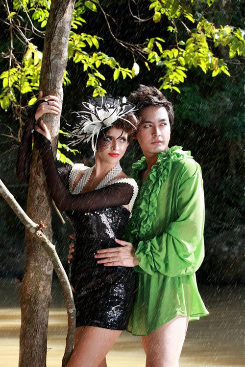 Phan Anh từng được biết đến với vai trò MC của chương trình "Sao online" nhờ cách trò chuyện có duyên và ngoại hình bắt mắt. Sau khi rời chương trình này, Phan Anh nổi tiếng hơn ở nhiều lĩnh vực mới như quảng cáo, đóng phim...Gần đây Phan Anh gây sốc khi chụp cùng người mẫu Andre Ana. Diện chiếc váy màu xanh, cổ bèo cùng ánh mắt đong đưa, trông Phan Anh "xinh" không kém cô bạn người mẫu chụp cùng. ( Theo Bebe)