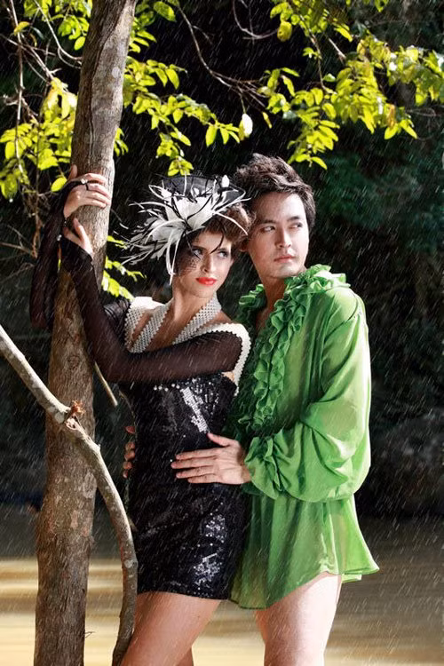 Phan Anh từng được biết đến với vai trò MC của chương trình "Sao online" nhờ cách trò chuyện có duyên và ngoại hình bắt mắt. Sau khi rời chương trình này, Phan Anh nổi tiếng hơn ở nhiều lĩnh vực mới như quảng cáo, đóng phim...Gần đây Phan Anh gây sốc khi chụp cùng người mẫu Andre Ana. Diện chiếc váy màu xanh, cổ bèo cùng ánh mắt đong đưa, trông Phan Anh "xinh" không kém cô bạn người mẫu chụp cùng. ( Theo Bebe)