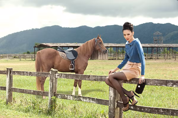 Giải bạc Siêu mẫu Việt Nam 2011 Ngọc Oanh' tạo dáng bên chú ngựa trên đồng cỏ xanh ở Buôn Mê Thuột. Thật ấn tượng với bức hình cá tình này của cô. (Theo Ngôi sao)