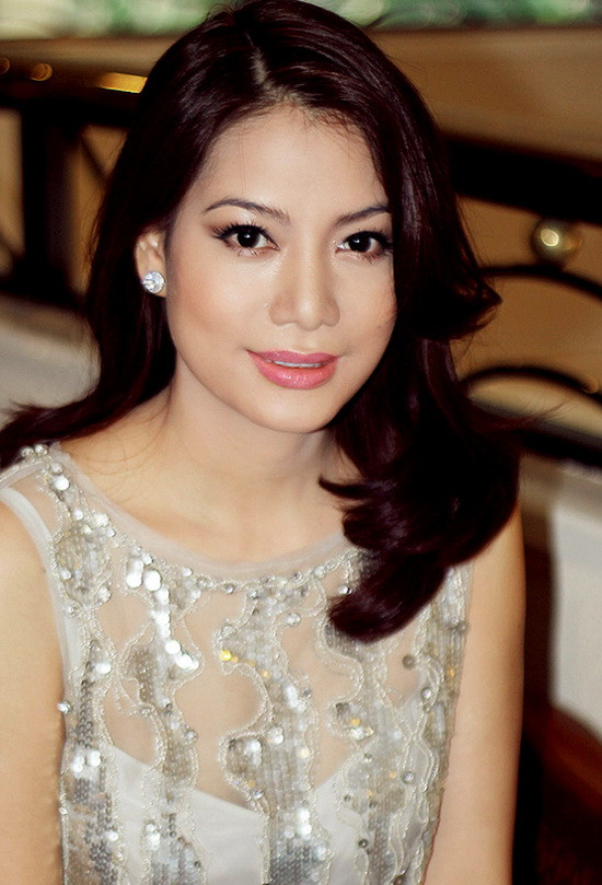 ‘Mỗi người có một quan niệm khác nhau về người đàn bà thành đạt. Những thành công tôi đang có được tuy còn rất nhỏ bé so với nhiều người khác, nhưng vì tôi biết hài lòng nên tôi hạnh phúc. Nếu chỉ xét trong khuôn khổ gia đình, tôi tin mình có đủ công, dung, ngôn, hạnh’, Trương Ngọc Ánh chia sẻ. (Theo Xzone) ‘Mỗi người có một quan niệm khác nhau về người đàn bà thành đạt. Những thành công tôi đang có được tuy còn rất nhỏ bé so với nhiều người khác, nhưng vì tôi biết hài lòng nên tôi hạnh phúc. Nếu chỉ xét trong khuôn khổ gia đình, tôi tin mình có đủ công, dung, ngôn, hạnh’, Trương Ngọc Ánh chia sẻ. (Theo Xzone)