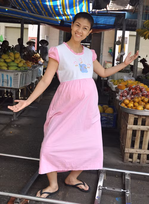 Sau thời gian dài “ở ẩn” để chăm lo cho gia đình, Kim Thư tạo nên bất ngờ khi đảm nhận vai nữ chính trong '' Hello cô Ba''. Một nhân vật khá ngọt và sống động, cô nổi lên với lối diễn khá duyên dáng và tạo nên được tiếng cười thật sự cho khán giả. (Theo Zing)