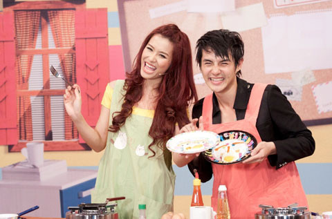 Sau khi thừa nhận mối quan hệ tình cảm, Đông Nhi và Ông Cao Thắng thường xuất hiện ăn ý cùng nhau trong các chương trình truyền hình. Họ vừa có những phút thư giãn hiếm hoi với chương trình truyền hình "Vui cùng Sao". Cả hai ca sĩ khoe vẻ dễ thương khi thi làm bếp. (Theo Ngôi Sao) Sau khi thừa nhận mối quan hệ tình cảm, Đông Nhi và Ông Cao Thắng thường xuất hiện ăn ý cùng nhau trong các chương trình truyền hình. Họ vừa có những phút thư giãn hiếm hoi với chương trình truyền hình "Vui cùng Sao". Cả hai ca sĩ khoe vẻ dễ thương khi thi làm bếp. (Theo Ngôi Sao)