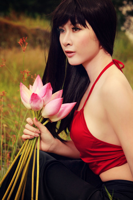 Phương Trinh lại sexy, cô mặc yếm đỏ chơi đùa với hoa sen trên đồng cỏ hoang dại. Vòng 1 của Phương Trinh đã bị lộ ra khá nhiều, và không biết đó là một "tai nạn" hay có chủ ý. (Theo Đất Việt)