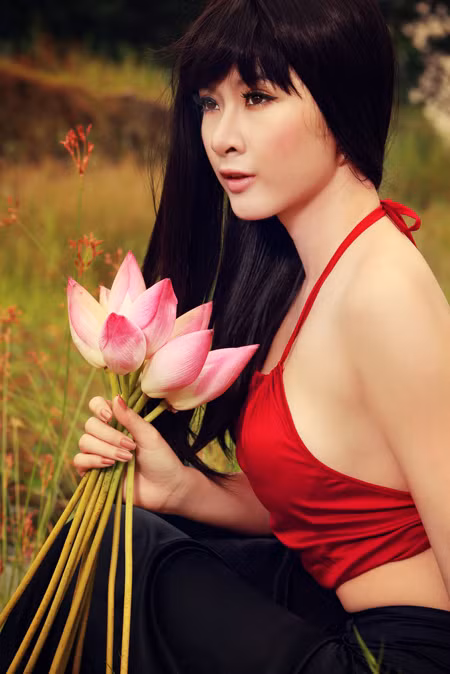 Phương Trinh lại sexy, cô mặc yếm đỏ chơi đùa với hoa sen trên đồng cỏ hoang dại. Vòng 1 của Phương Trinh đã bị lộ ra khá nhiều, và không biết đó là một "tai nạn" hay có chủ ý. (Theo Đất Việt)