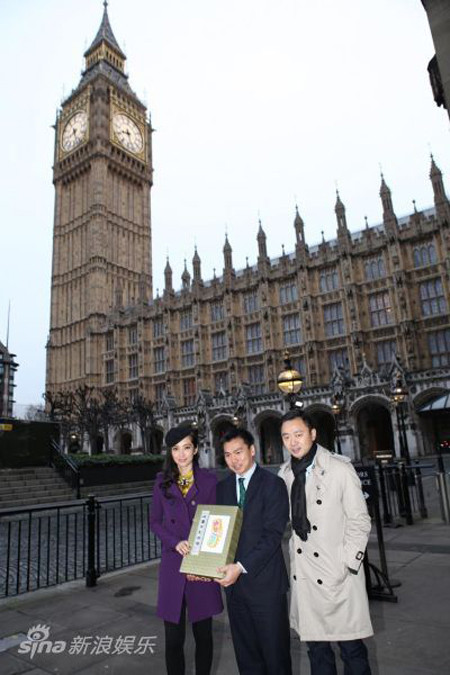 Lý Băng Băng chụp ảnh dưới tháp đồng hồ Big Ben. Ảnh: Sina. Phong cảnh nguy nga bên ngoài cung điện. Ảnh: Sina.