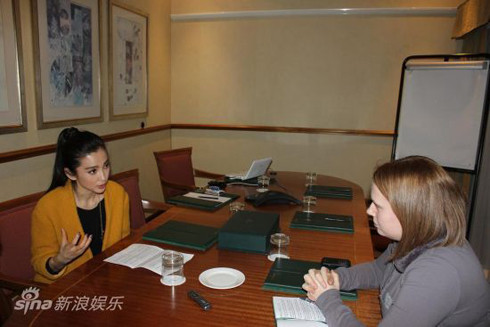 Lý Băng Băng trả lời phỏng vấn báo chí Anh và Mỹ. Ảnh: Sina. Ảnh: Sina.