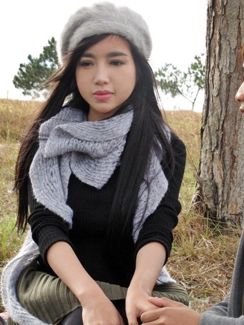 Nhận vai Giáng My trong Hoa cúc xanh, Elly Trần tiếp tục thể hiện dạng vai khá quen thuộc với mình. Elly cho biết hiện tại Đà Lạt đang rất lạnh, nhưng vì vai diễn của mình là con nhà không mấy khá giả nên mặc đồ cũng rất đơn giản, nên khi quay có lúc rét run cầm cập, hết cảnh quay là phải mặc ngay thêm áo ấm. (Theo Zing) Nhận vai Giáng My trong Hoa cúc xanh, Elly Trần tiếp tục thể hiện dạng vai khá quen thuộc với mình. Elly cho biết hiện tại Đà Lạt đang rất lạnh, nhưng vì vai diễn của mình là con nhà không mấy khá giả nên mặc đồ cũng rất đơn giản, nên khi quay có lúc rét run cầm cập, hết cảnh quay là phải mặc ngay thêm áo ấm. (Theo Zing)