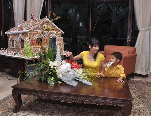 Góc nhà bình yên của Hà Kiều Anh ảnh 5 Phòng khách được trải thảm êm ái là nơi hai mẹ con hoa hậu thường chơi đùa với nhau. Bé Vương Khôi, con trai thứ hai của Hà Kiều Anh do còn bé nên hoa hậu chưa muốn giới thiệu hình ảnh con với mọi người.