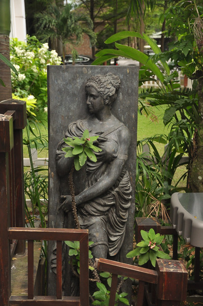 Góc nhà bình yên của Hà Kiều Anh ảnh 10 Một góc vườn tĩnh lặng, nơi hoa hậu và gia đình ngồi thư giãn mỗi chiều.