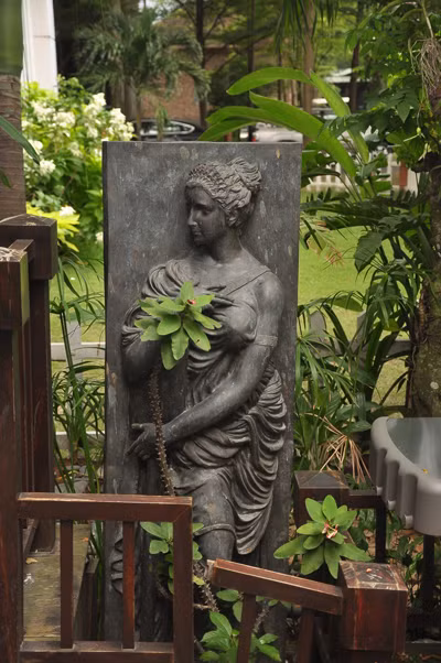 Một góc vườn tĩnh lặng, nơi hoa hậu và gia đình ngồi thư giãn mỗi chiều.