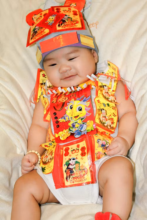 Cậu bé 4 tháng tuổi của vợ chồng Lý Hải luôn được bố mẹ cưng chiều và chụp rất nhiều bộ ảnh độc làm kỷ niệm. Lý Hải tự tay thiết kế chiếc áo bằng những bao lì xì, khiến cậu nhóc trông chẳng khác nào một "thần tài" nhí. (Theo Zing)