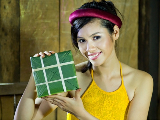 Hoàng My chia sẽ: ''Bánh chưng, bánh tét - hai món bánh quốc hồn quốc tuý vào mỗi dịp Tết của dân tộc Việt từ ngàn xưa. Hai loại bánh khiến Hoàng My nhớ về không khí Tết những ngày xưa còn bé ngồi canh bánh chưng chờ trời sáng để được chiếc bánh nhỏ xíu làm từ nếp dư vớt ra đầu tiên, là nỗi nhớ về quê hương của những người con xa xứ, là nhớ về nguồn cội, nhớ vị hoàng tử Lang Liêu hiền lành nhân hậu''. (Theo Tin Tức Online) Hoàng My chia sẽ: ''Bánh chưng, bánh tét - hai món bánh quốc hồn quốc tuý vào mỗi dịp Tết của dân tộc Việt từ ngàn xưa. Hai loại bánh khiến Hoàng My nhớ về không khí Tết những ngày xưa còn bé ngồi canh bánh chưng chờ trời sáng để được chiếc bánh nhỏ xíu làm từ nếp dư vớt ra đầu tiên, là nỗi nhớ về quê hương của những người con xa xứ, là nhớ về nguồn cội, nhớ vị hoàng tử Lang Liêu hiền lành nhân hậu''. (Theo Tin Tức Online)