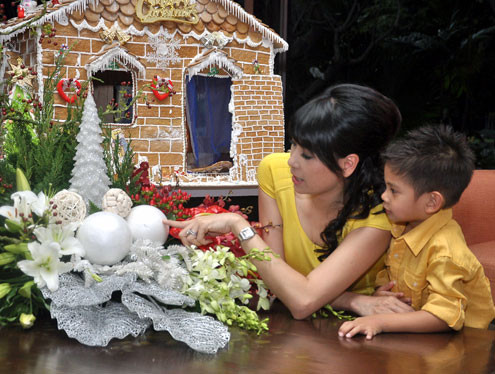 Vương Khang có thể giao tiếp tiếng Anh khá chuẩn vì có một thời gian sống ở Mỹ. Cậu bé rất hay nghịch phá nhưng lại biết sợ mẹ Hà Kiều Anh. Mỗi khi chị nghiêm giọng la rầy những trò nghịch, Vương Khang lập tức đứng im đề chờ ôm mẹ chuộc lỗi. Vương Khang có thể giao tiếp tiếng Anh khá chuẩn vì có một thời gian sống ở Mỹ. Cậu bé rất hay nghịch phá nhưng lại biết sợ mẹ Hà Kiều Anh. Mỗi khi chị nghiêm giọng la rầy những trò nghịch, Vương Khang lập tức đứng im đề chờ ôm mẹ chuộc lỗi.