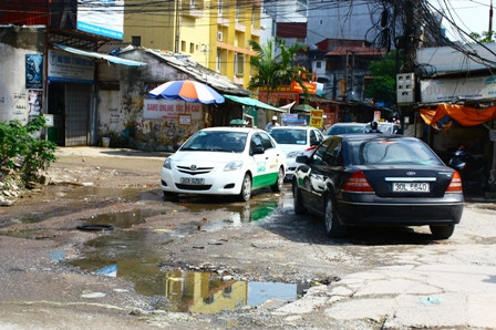 Mặt đường hẹp, ô trâu ổ gà, sụt lún đọng nước Mặt đường hẹp, ô trâu ổ gà, sụt lún đọng nước