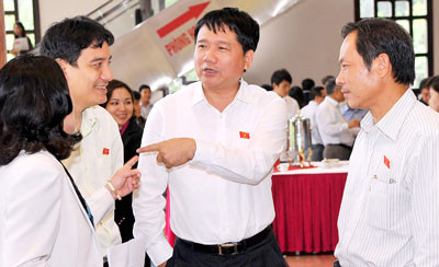 Bộ trưởng Đinh La Thăng trao đổi với các đại biểu. Ảnh: M.ĐIỀN Bộ trưởng Đinh La Thăng trao đổi với các đại biểu. Ảnh: M.ĐIỀN