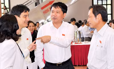 Bộ trưởng Đinh La Thăng trao đổi với các đại biểu. Ảnh: M.ĐIỀN Bộ trưởng Đinh La Thăng trao đổi với các đại biểu. Ảnh: M.ĐIỀN
