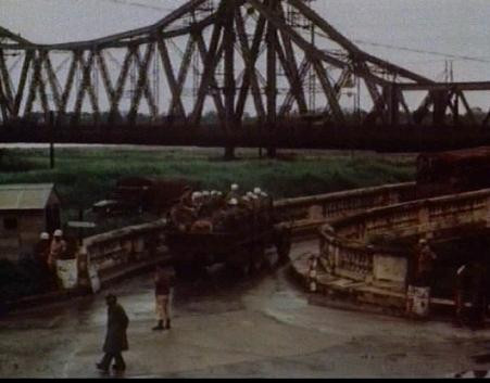 Xe quân Pháp rút khỏi nội thành Hà Nội. Ảnh IE