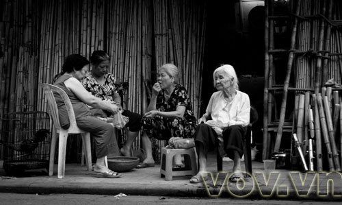 Chậm rãi ngồi nhâm nhi café với các bạn ảnh bên Nhà Thờ Lớn, cảm nhận vị ngọt và chát trong ly trà chanh trên hè phố Đào Duy Từ, nhẩn nha lang thang trên những con phố nhỏ thân quen, trò truyện với người làm ô mai phố Hàng Đường, người nuôi chim cảnh phố Ngõ Gạch, người sưu tầm quạt cổ phố Tạ Hiền, đắm mình trong không gian cổ xưa trầm tích của Đình Kim Ngân, Đền Quan Đế…theo dòng thời gian tôi vẫn mải miết kiếm tìm những lý do để yêu Hà Nội hơn. Tôi yêu những khoảnh khắc này, tôi cảm nhận được cái đẹp bình dị và những mạch ngầm của tinh hoa Hà Nội... những lúc đó tôi bấm máy. Với tôi Hà Nội luôn là nguồn cảm hứng vô tận, trong tôi luôn đầy ắp cảm xúc với từng góc nhỏ thân yêu.