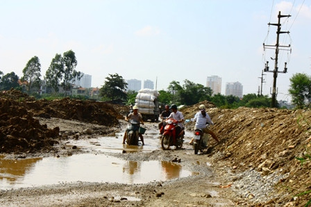 Nguyên nhân chính dẫn đến sự xuống cấp của con đường là do quá nhiều xe tải chở đất hoạt động. Dù cho đã có biển cấm ngay đầu đường. Nguyên nhân chính dẫn đến sự xuống cấp của con đường là do quá nhiều xe tải chở đất hoạt động. Dù cho đã có biển cấm ngay đầu đường.