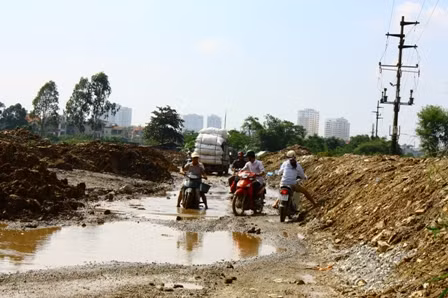 Nguyên nhân chính dẫn đến sự xuống cấp của con đường là do quá nhiều xe tải chở đất hoạt động. Dù cho đã có biển cấm ngay đầu đường.